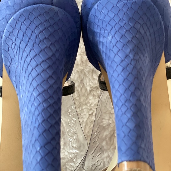 Guess Sileno Royal Blue/White heels - Picture 9 of 10